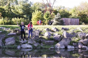 Students skip rocks into the Olentangy River on a river exploration trip for students in the American Landscape Course Connection. Photo by Alex Gross