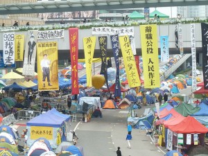 Protestors gather on the Admiralty Bridge in Hong Kong. Photo: Wikimedia